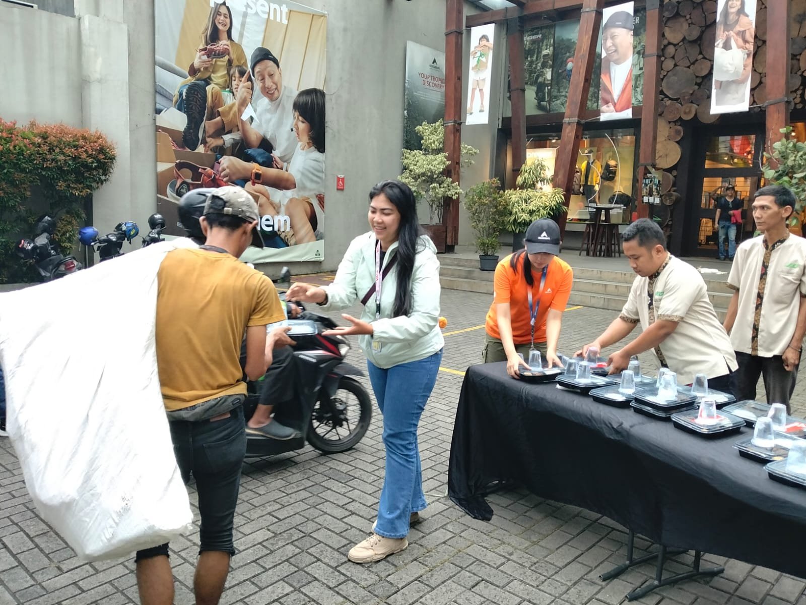 EIGER Adventure Flagship Store Radio Dalam Berbagi Takjil, Warga Sambut Antusias