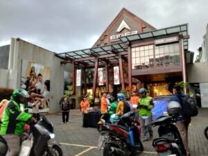 EIGER Adventure Flagship Store Radio Dalam Berbagi Takjil, Warga Sambut Antusias