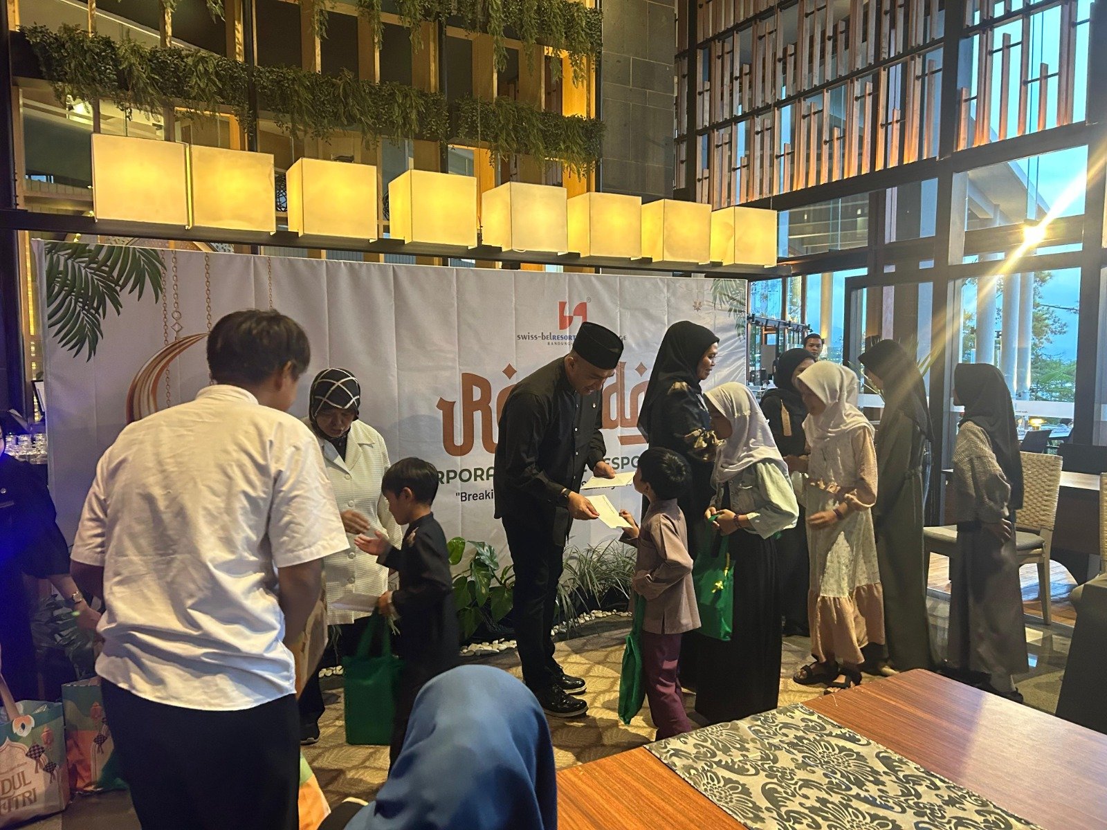 Swiss-Belresort Dago Heritage berbagi Ramadan