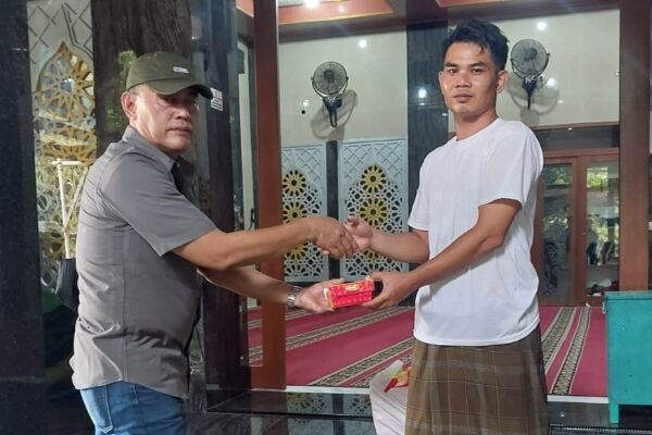 Ramadan Penuh Berkah, D’Besto Berbagi 100 Paket Takjil untuk Warga dan Pengguna Jalan di Kalimalang Bekasi