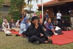 Tribute to Tongkonan Toraya Warnai Jalur Puncak, Seniman Gelar Aksi Budaya