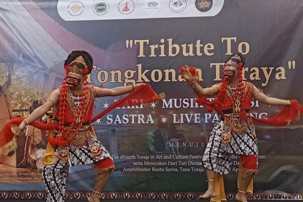 Tribute to Tongkonan Toraya Warnai Jalur Puncak, Seniman Gelar Aksi Budaya