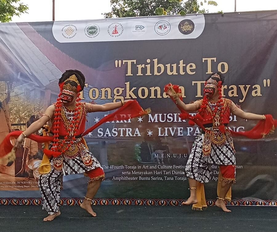 Tribute to Tongkonan Toraya Warnai Jalur Puncak, Seniman Gelar Aksi Budaya