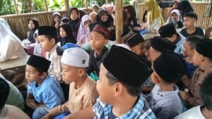 Remaja Kampung Pasirangin Kelola Santunan, “Ramadhan Ceria” Daya Putra Bangsa Ditutup gembira
