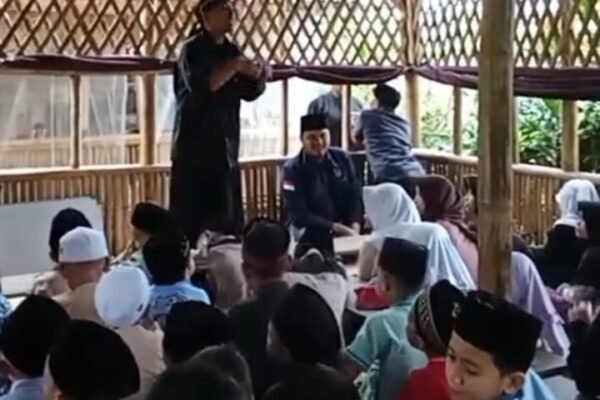 Remaja Kampung Pasirangin Kelola Santunan, “Ramadhan Ceria” Daya Putra Bangsa Ditutup gembira