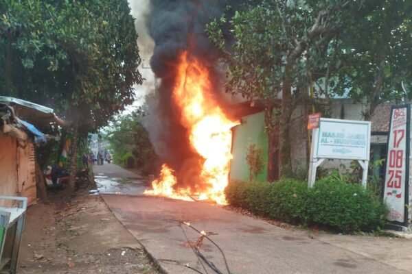 Warung Terbakar di Cidokom Bogor, Pemilik Terluka Saat Selamatkan Usaha