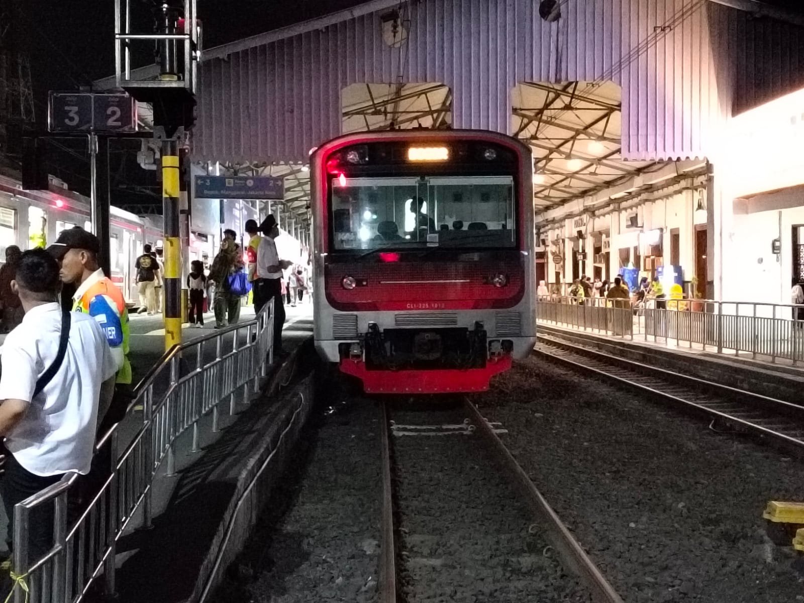 Pemerintah Kaji WFH 1 Hari, KRL Tetap Jalan Normal!
