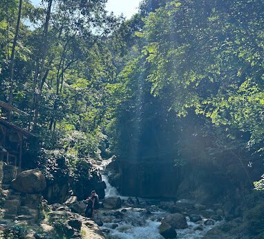 Viral! Curug Cibaliung Bogor Tawarkan Air Jernih Biru Toska, Tiketnya Cuma Segini