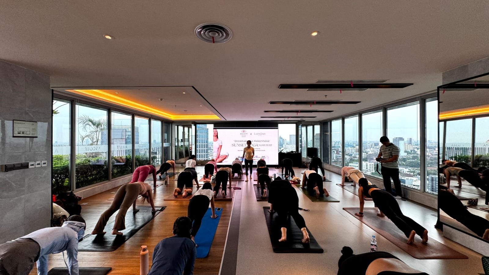 Kolaborasi Ascott Menteng dan Lumina.space Hadirkan Sunset Yoga Spesial