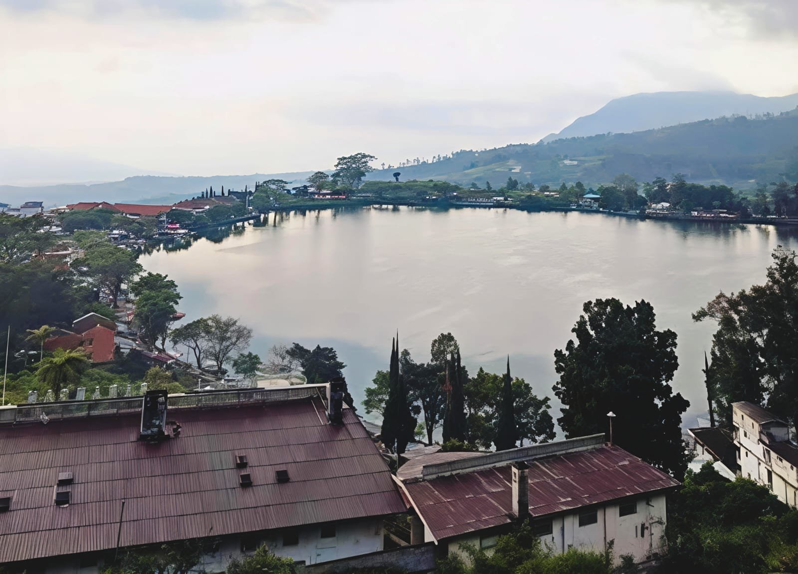 Bikin Takjub! Telaga Sarangan Magetan, Danau 1.200 MDPL dengan Suasana Dingin, Kuliner Legendaris & Mitos Mistis