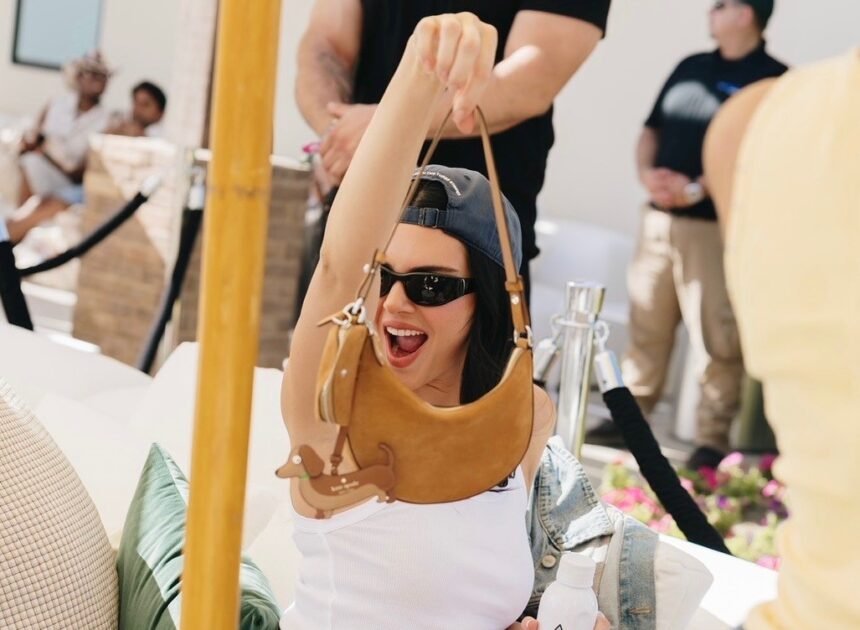 Gaya Santai Kendall Jenner di Coachella, Tas Mini Ini Jadi Statement Musim Panas