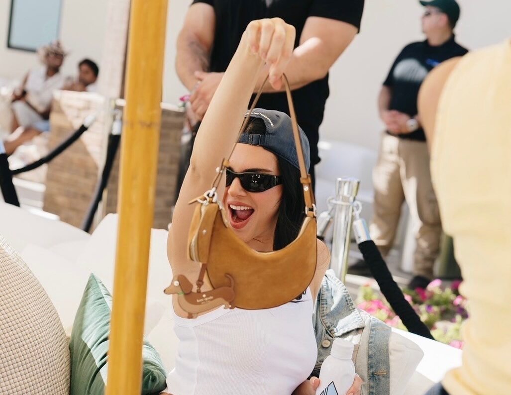 Gaya Santai Kendall Jenner di Coachella, Tas Mini Ini Jadi Statement Musim Panas