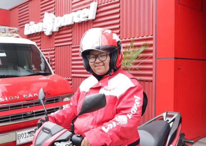 Kisah Haru Kurir Perempuan Lion Parcel, Kartini Masa Kini di Jalanan