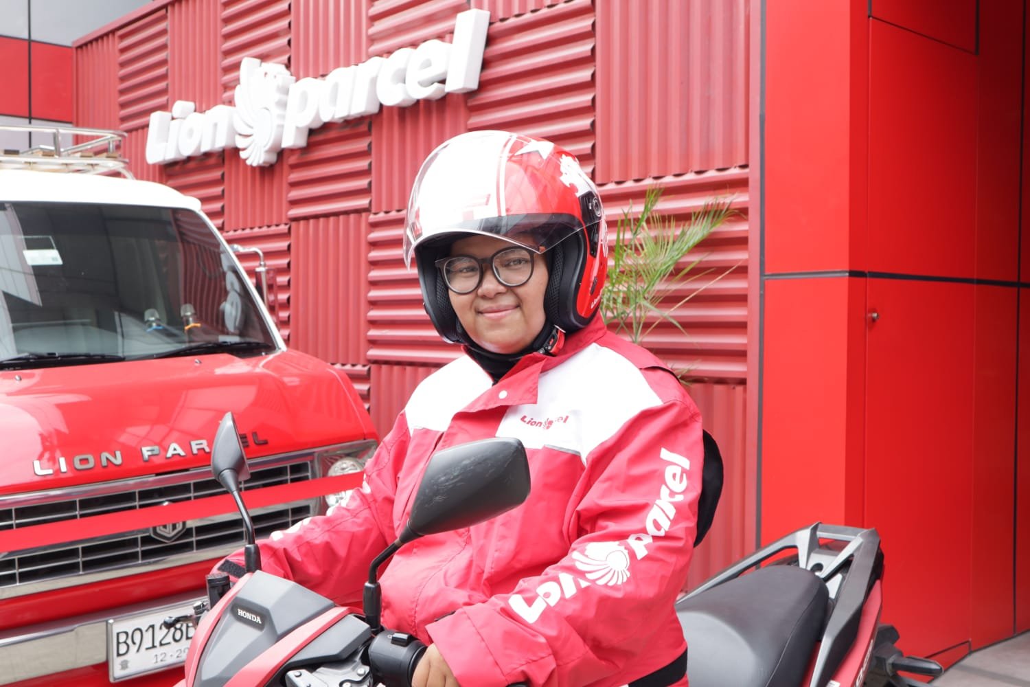 Kisah Haru Kurir Perempuan Lion Parcel, Kartini Masa Kini di Jalanan