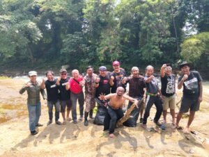 Aksi Nyata Hari Bumi, Warga dan Seniman Bogor Turun Bersihkan Sungai