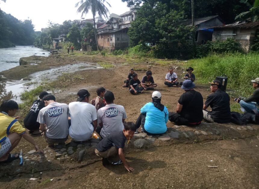 Aksi Nyata Hari Bumi, Warga dan Seniman Bogor Turun Bersihkan Sungai