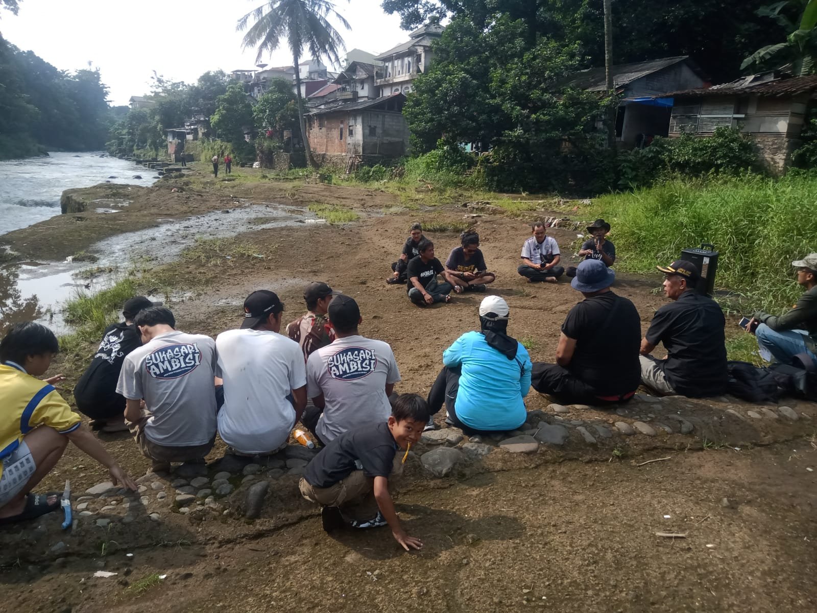 Aksi Nyata Hari Bumi, Warga dan Seniman Bogor Turun Bersihkan Sungai