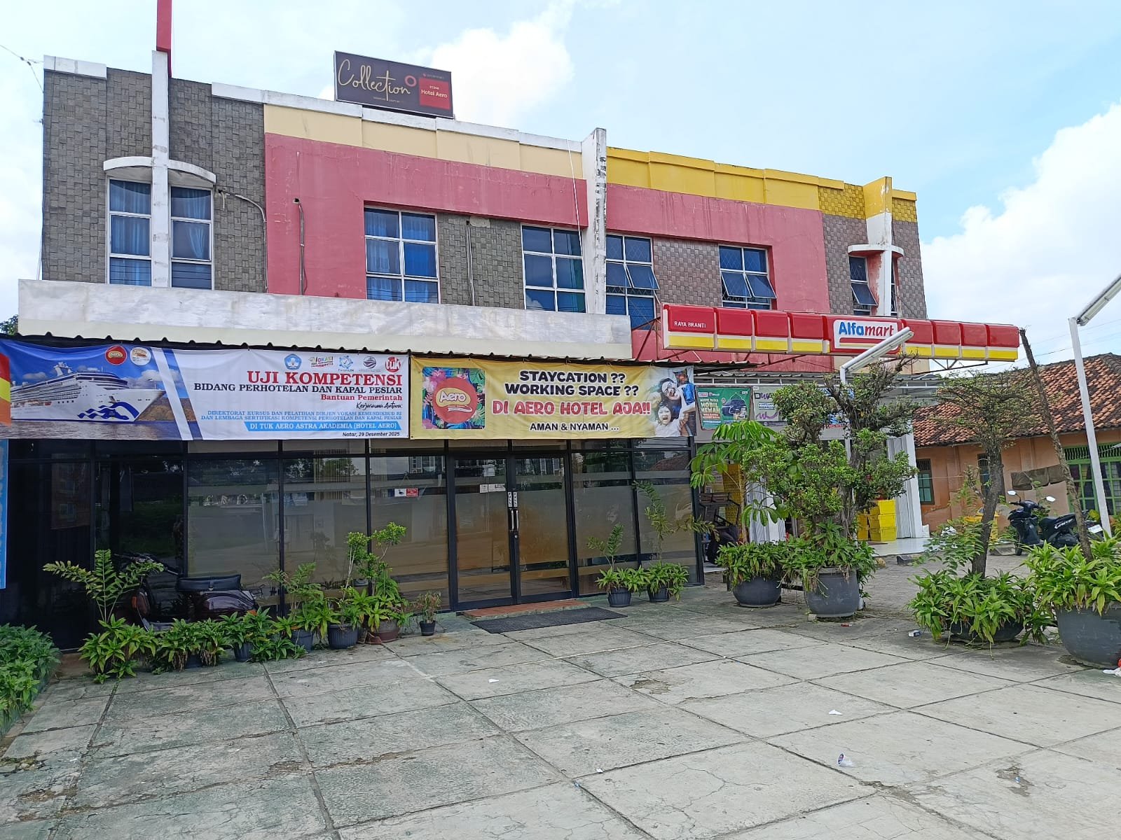 Bukan Sekolah Biasa! Kampus Ini Punya Hotel & Coffee Brand Sendiri, Lulus Langsung Kerja?