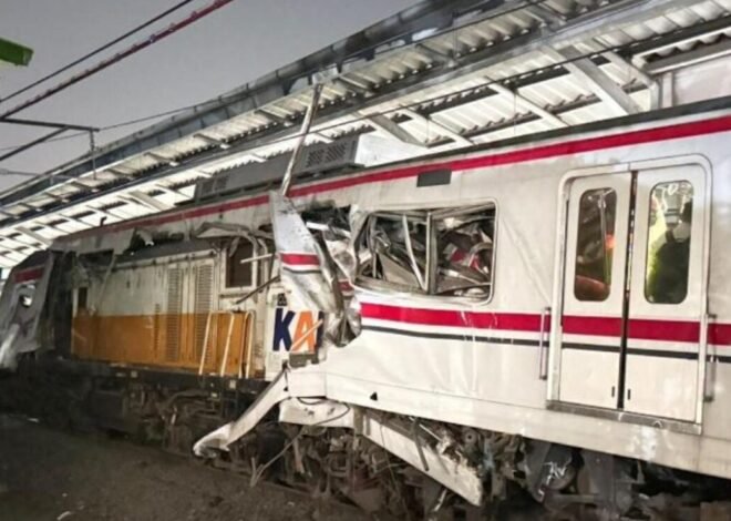 Insiden Kereta di Bekasi Timur, KRL Rusak Parah Usai Ditabrak dari Belakang