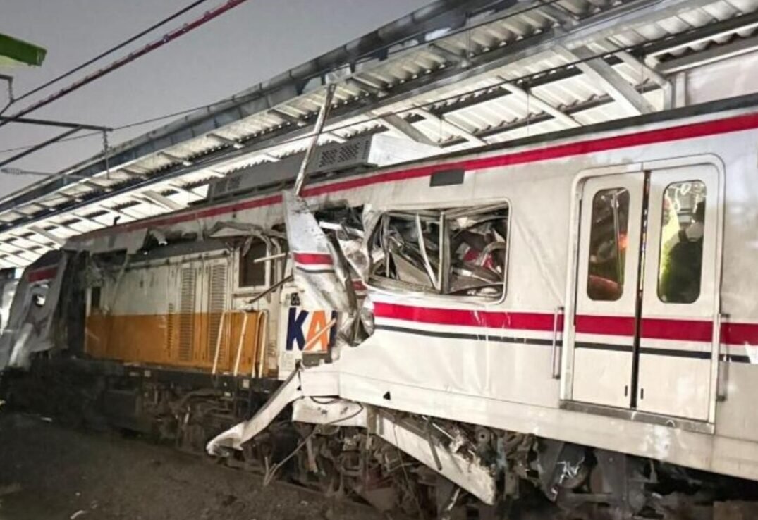 Insiden Kereta di Bekasi Timur, KRL Rusak Parah Usai Ditabrak dari Belakang