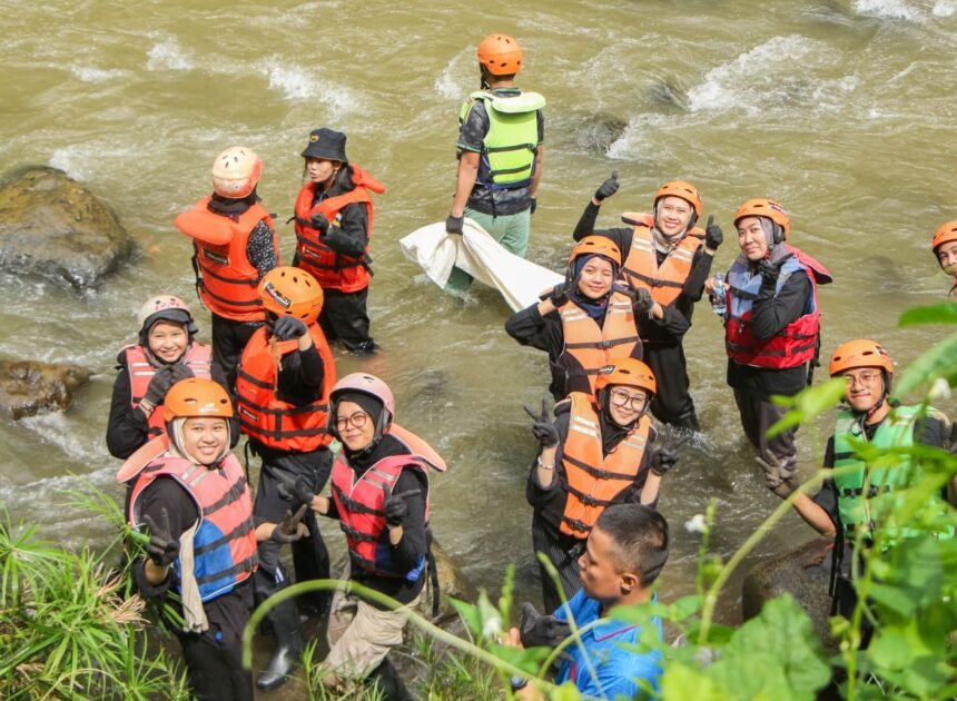 Aksi Nyata Hari Bumi! Sunset di Kebun Turun Bersihkan Sungai Ciliwung di Bogor