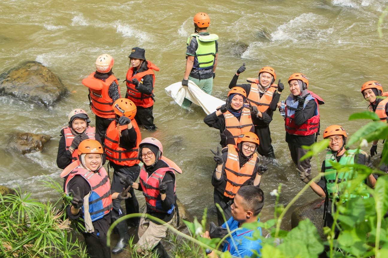 Aksi Nyata Hari Bumi! Sunset di Kebun Turun Bersihkan Sungai Ciliwung di Bogor