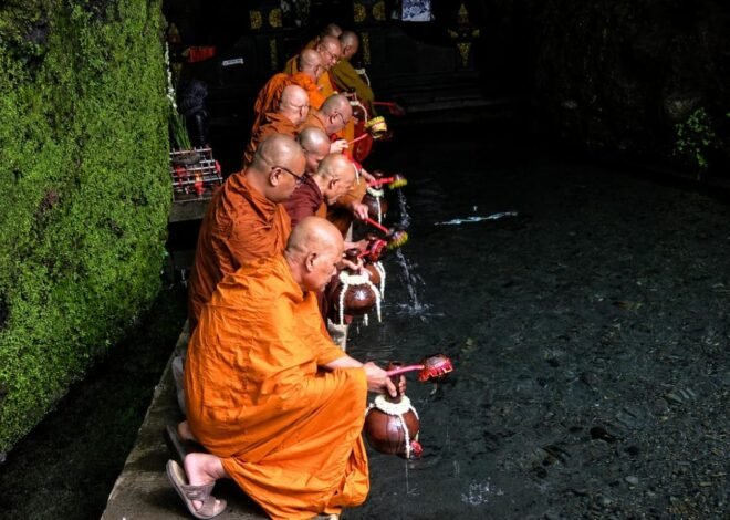 Air Berkah Waisak 2570 BE Diambil dari Umbul Jumprit, Simbol Penyucian Diri Umat Buddha