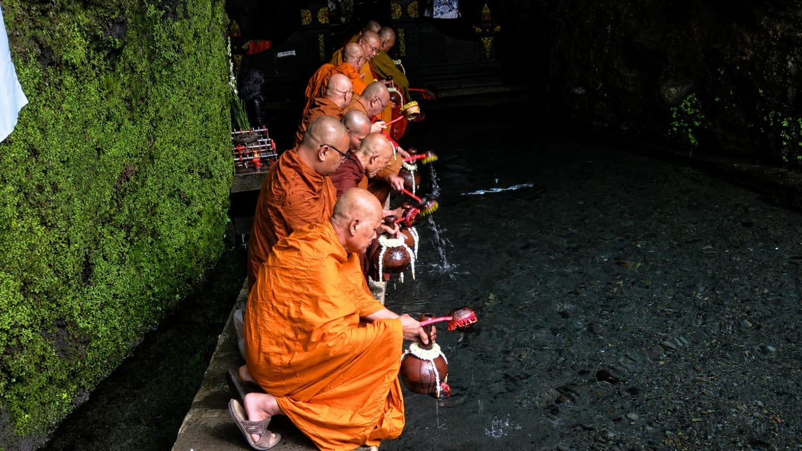 Air Berkah Waisak 2570 BE Diambil dari Umbul Jumprit, Simbol Penyucian Diri Umat Buddha