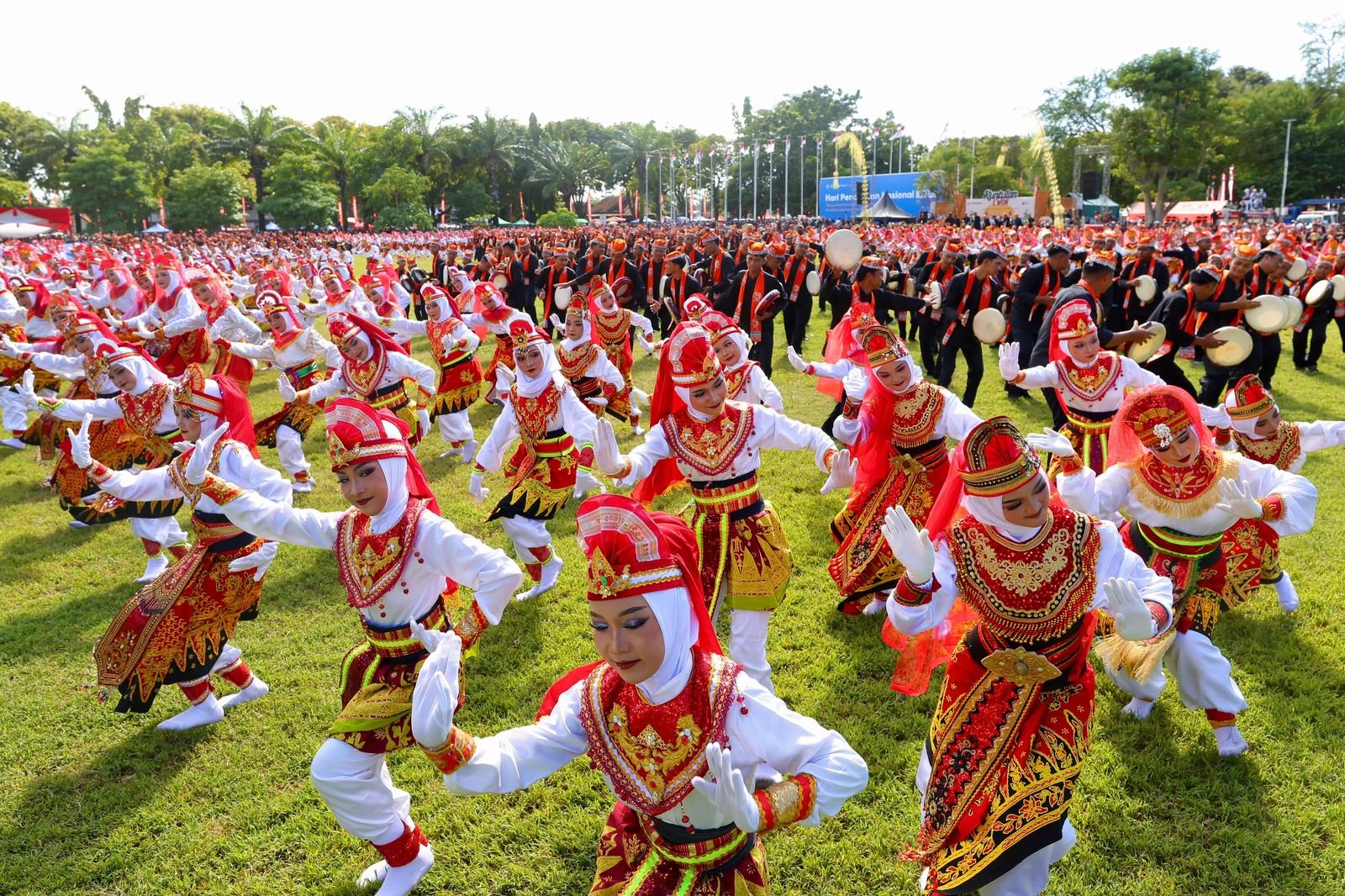 Banyuwangi Bikin Heboh! 1.100 Pelajar Tampil di Hardiknas, Disebut Termeriah Se-Indonesia