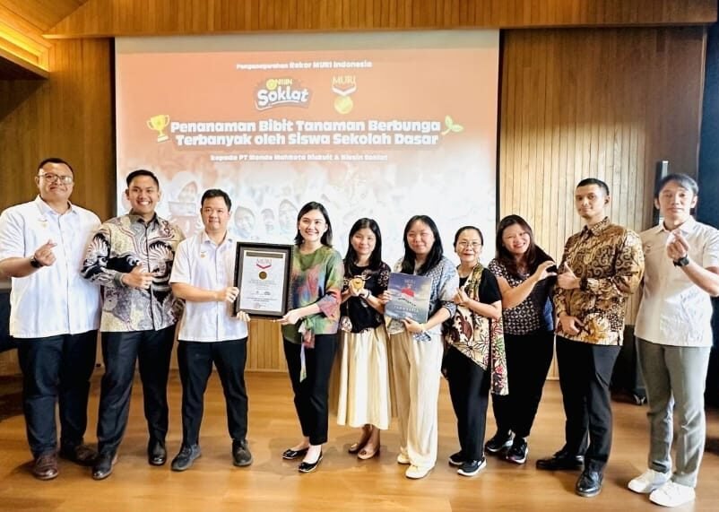 Aksi Keren Anak SD! Tanam Ribuan Bunga, Nissin Soklat Raih Rekor MURI