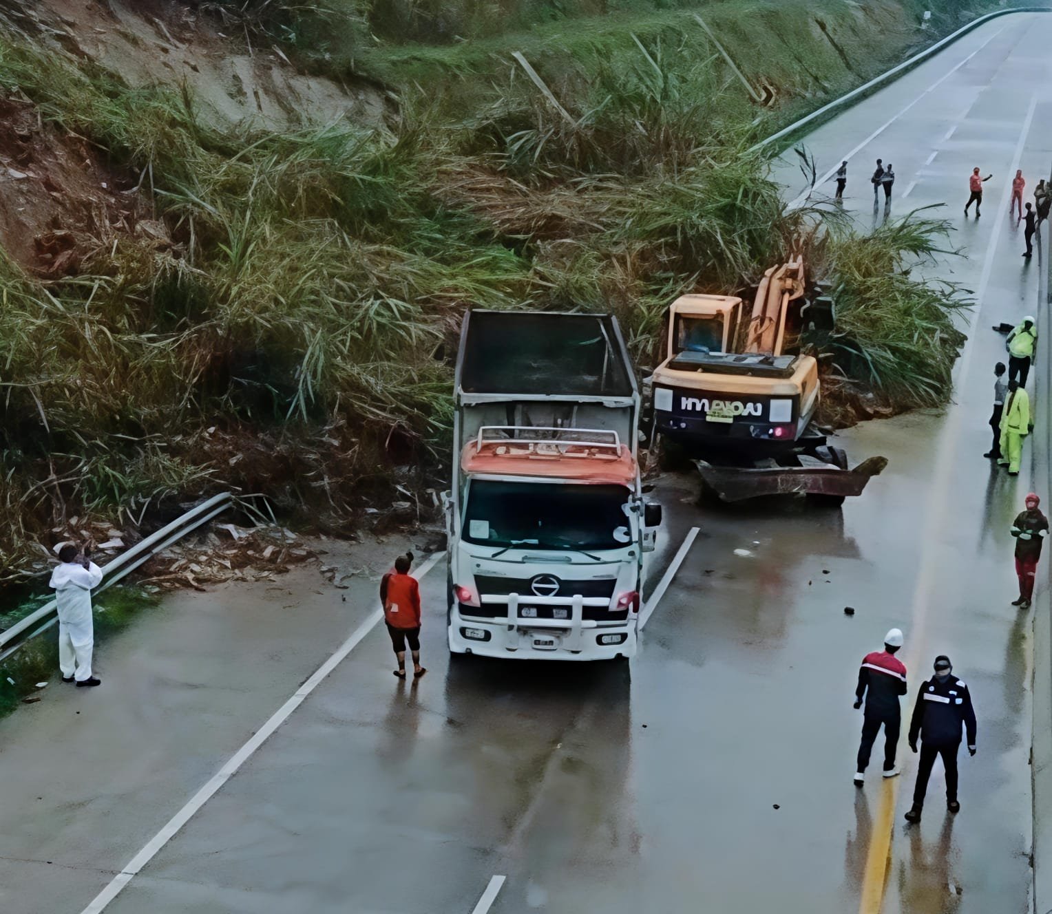 Longsor Tutup Sebagian Ruas Tol Parungkuda KM 72, Arus Dialihkan ke Cigombong