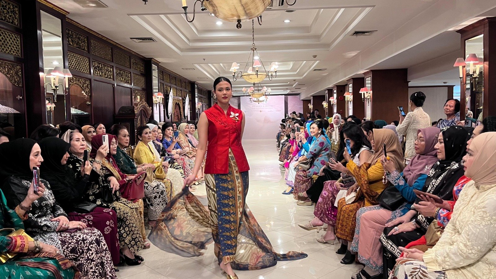 Batik Danar Hadi Angkat Cahaya Kartini Lewat Koleksi Batik dan Kebaya Penuh Makna