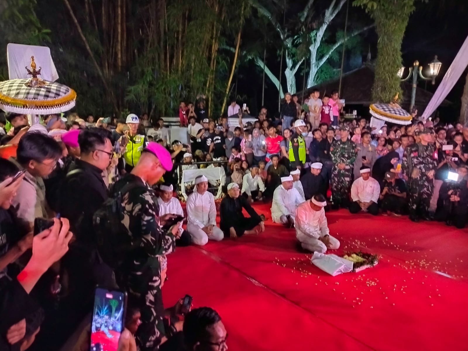 Antusias Warga Bogor Sambut Kirab Mahkota Binokasih, Jalan Batutulis Dipenuhi Penonton