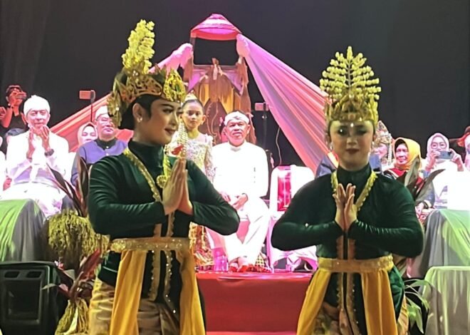 Dedi Mulyadi Naik Kuda Putih Pimpin Kirab Mahkota Binokasih di Bogor