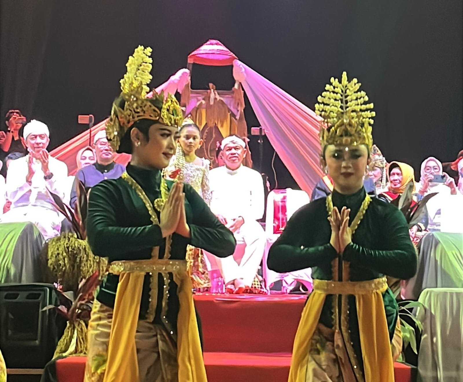 Dedi Mulyadi Naik Kuda Putih Pimpin Kirab Mahkota Binokasih di Bogor