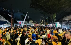 Dedi Mulyadi Naik Kuda Putih Pimpin Kirab Mahkota Binokasih di Bogor