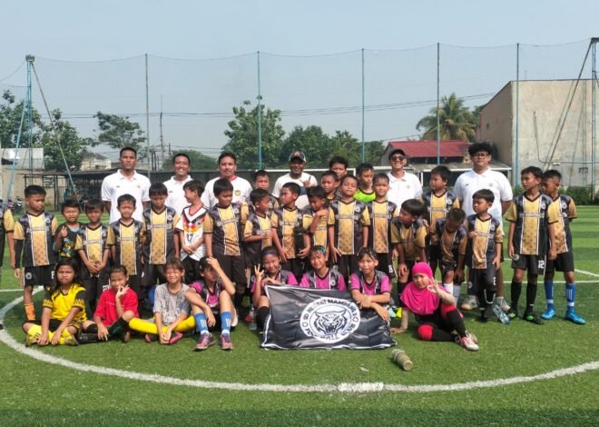Pulalo dan Iskandar Latih Pesepak Bola Cilik di Sawangan Depok