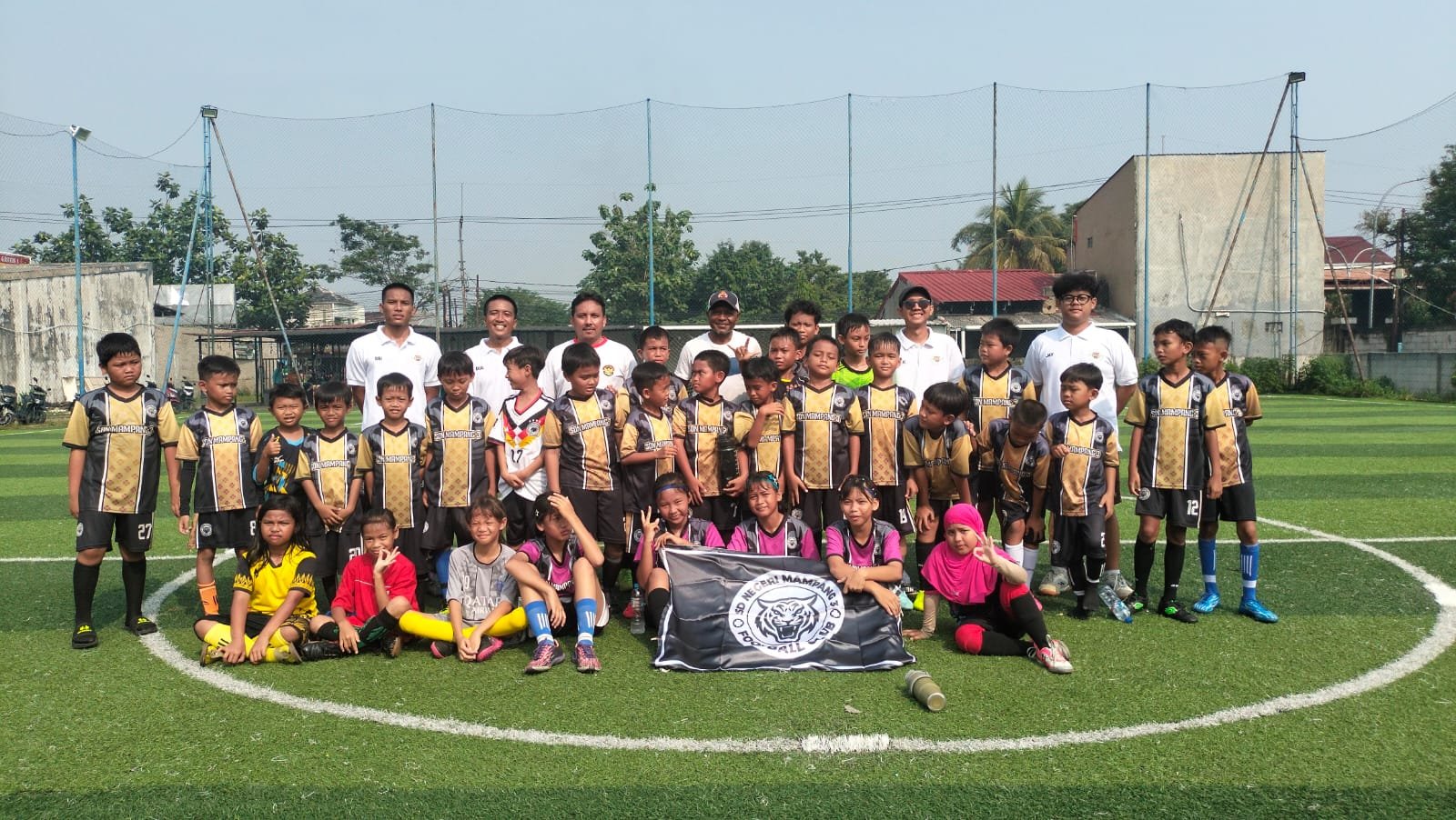Pulalo dan Iskandar Latih Pesepak Bola Cilik di Sawangan Depok