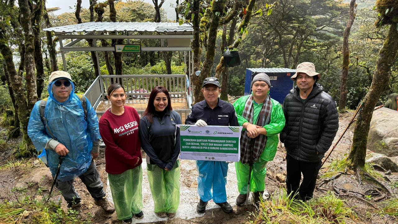 Ratusan Relawan Bersihkan Gunung Bawakaraeng, ASPEBINDO Serahkan Fasilitas Sanitasi dan Musholla