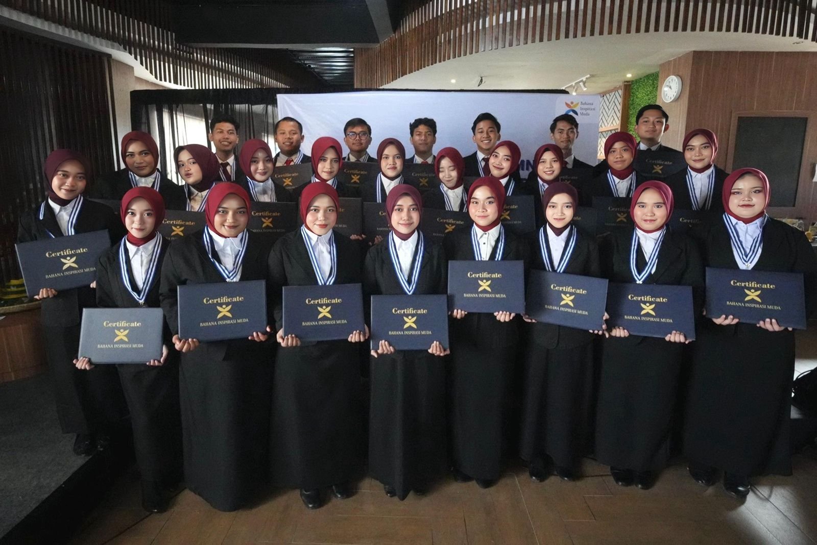 Peluang Karier Internasional Terbuka, Alumni LPK Bahana Berangkat Jadi Caregiver di Jepang