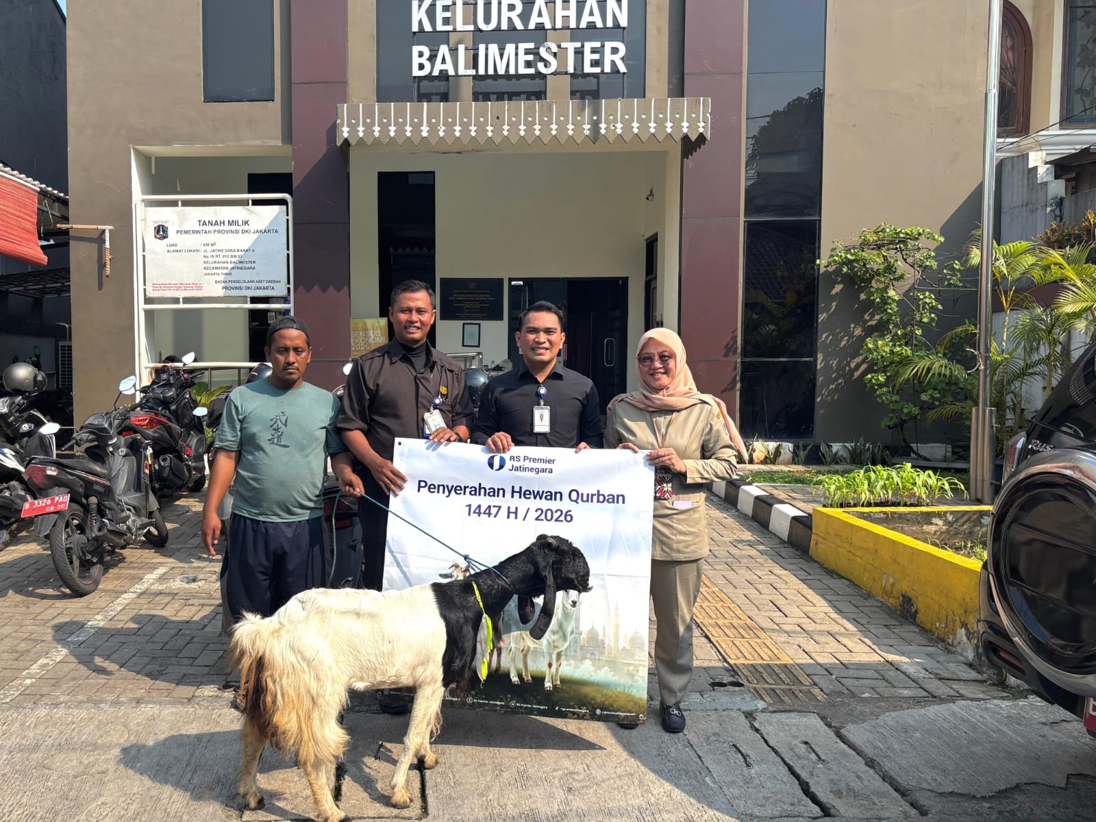 Pererat Kebersamaan, RS Premier Jatinegara Bagikan Hewan Kurban ke Lima Wilayah di Jatinegara