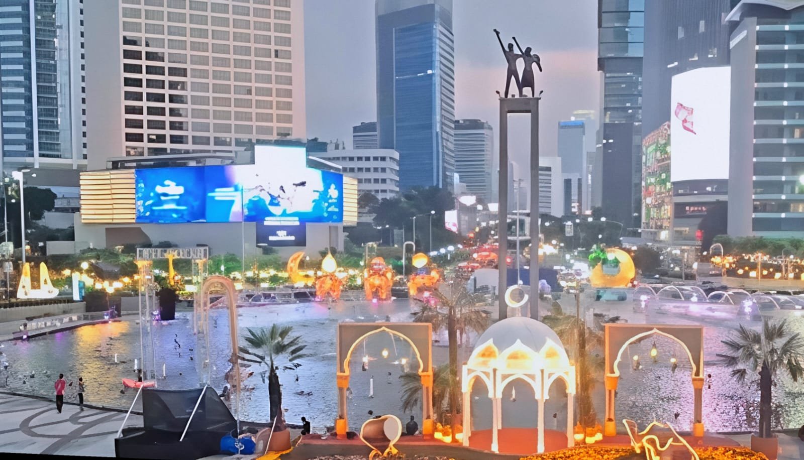 Bundaran HI, Destinasi Gratis untuk Hunting Foto Cityscape dan Kuliner Malam