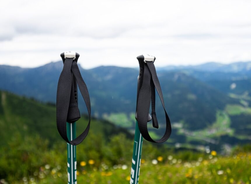 Trekking Pole di Aktivitas Glamping: Manfaat dan Fungsinya