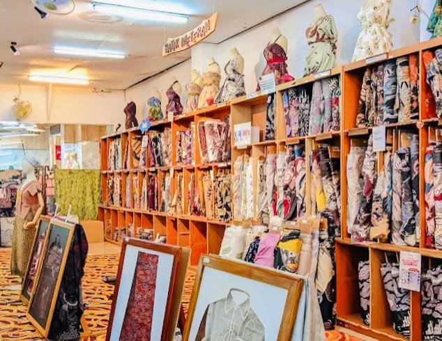 Menjelajahi Kampung Batik Trusmi, Ikon Wisata Budaya Cirebon yang Mendunia