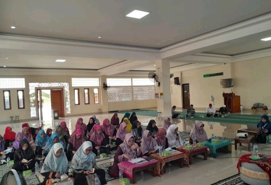 Pentingnya Produk Halal, UIA Edukasi Jamaah Masjid Al-Muhajirin Bekasi