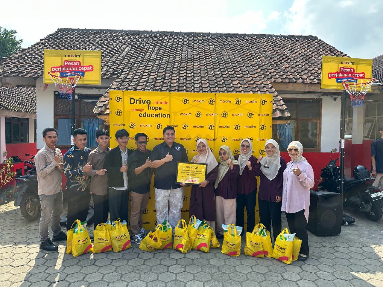 HUT Ke-8 Maxim Indonesia: Bangun Semangat Belajar Lewat Renovasi Sekolah dan Bantuan Sosial
