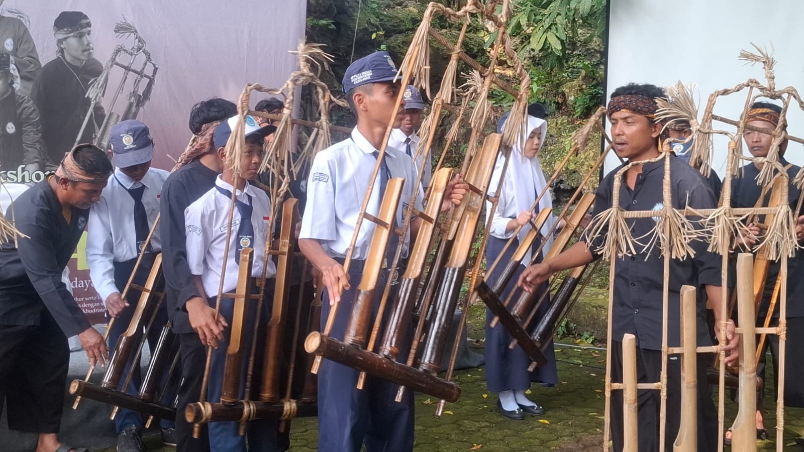 Saat Bambu Berbicara, Angklung Gubrag dan Goa Gudawang Satukan Sejarah dan Masa Depan