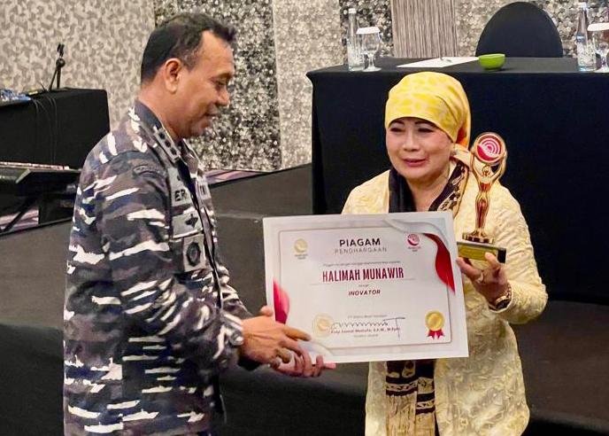 Berkat Dedikasi dan Kreativitas, Halimah Munawir Raih Penghargaan Inovator
