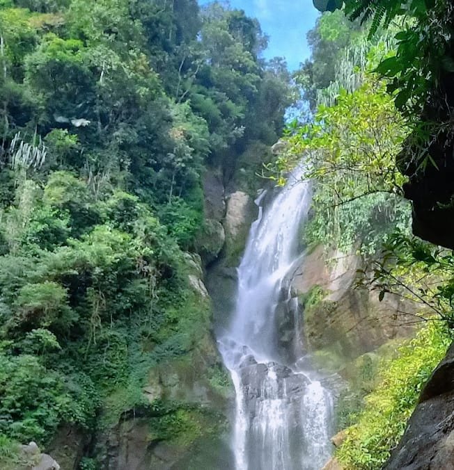 Trekking Seru dan Panorama Eksotis di Air Terjun Lubuk Hitam