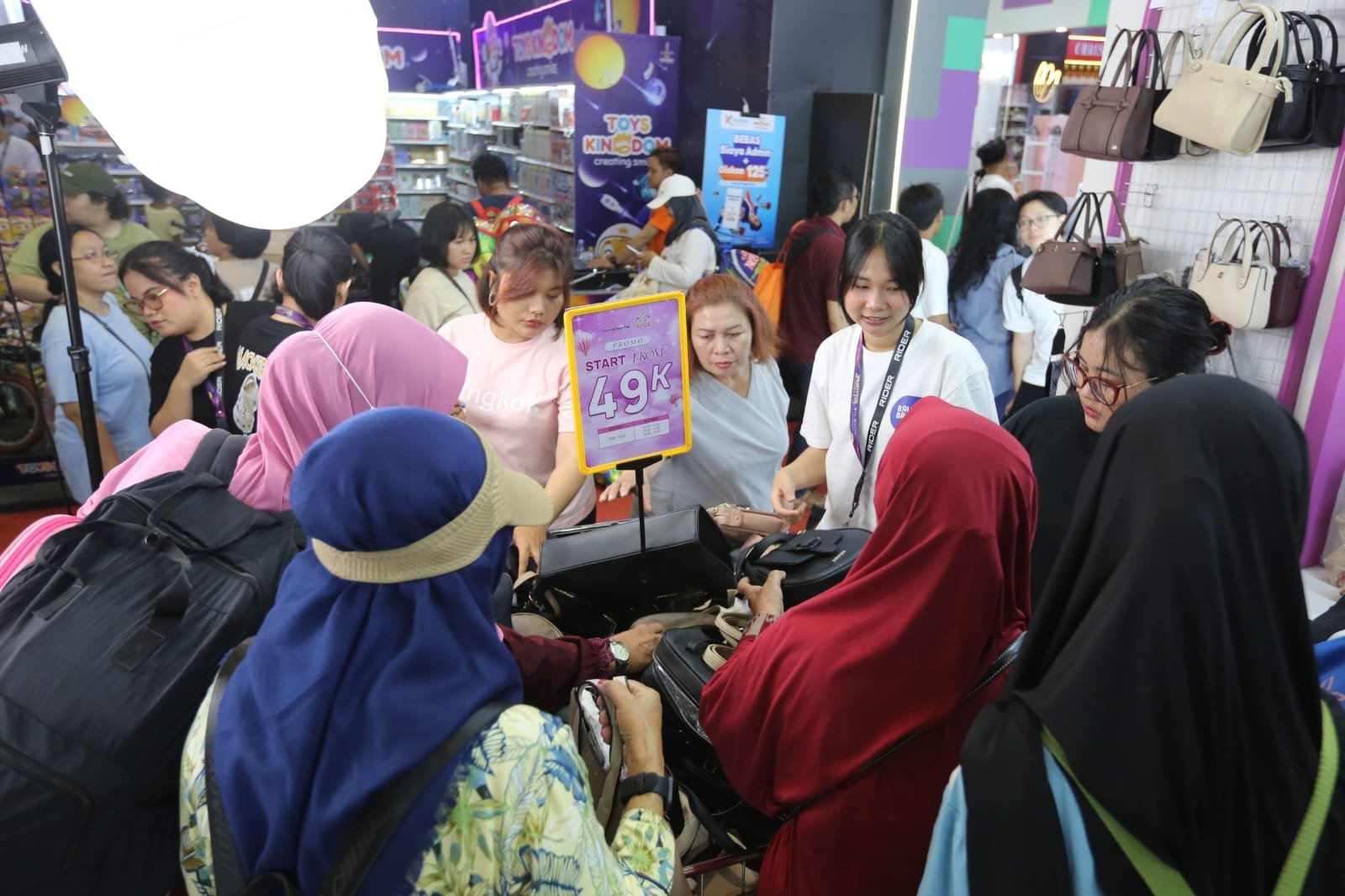 Tas Cantik Harga Miring Jadi Buruan Pengunjung Jakarta Fair 2026